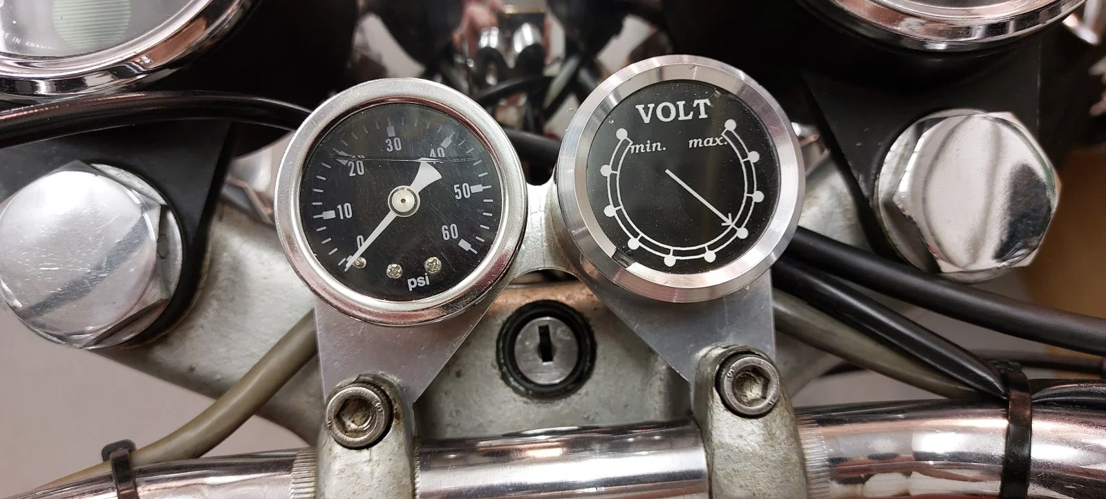 Who makes an oil pressure gage kit?