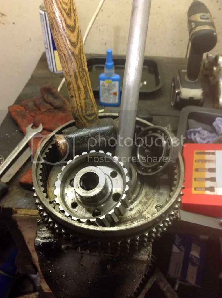 Replacing the clutch hub