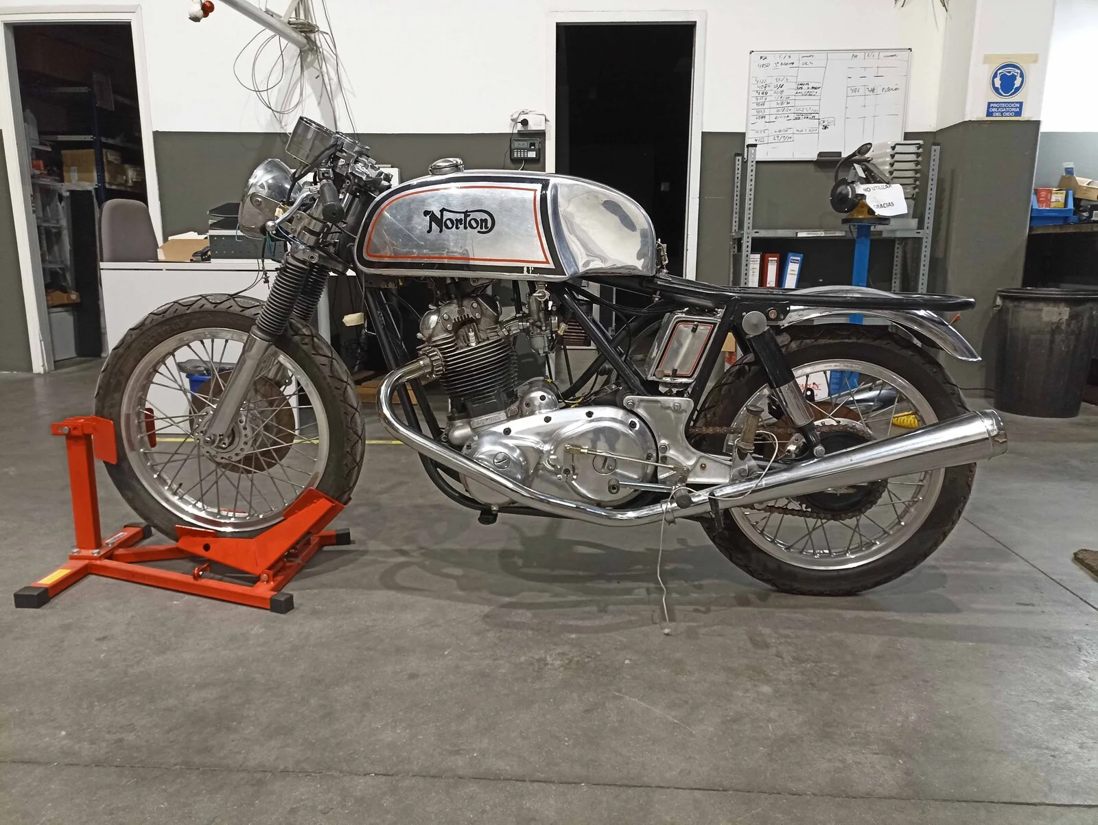 Starting cafe racer restoration Commando 850 MK3 from Spain