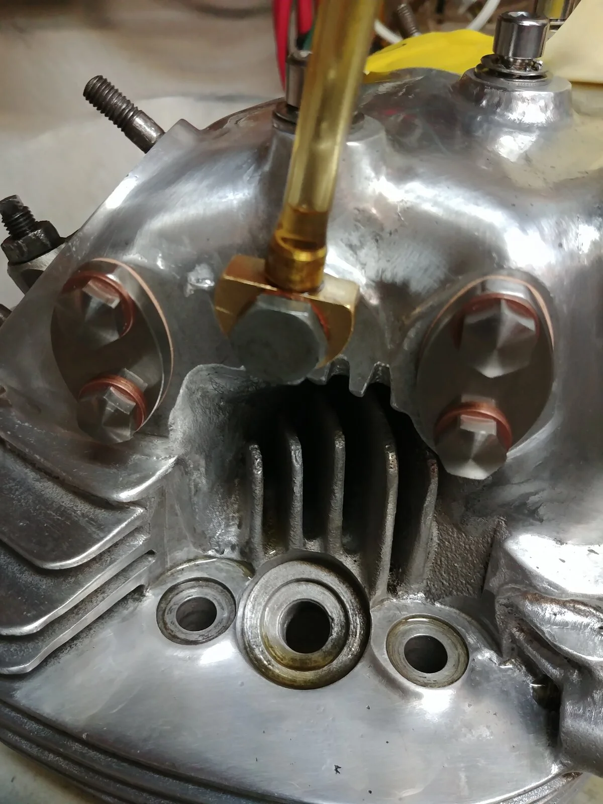 Cylinder Head - Oil Flow through Rocker Arms