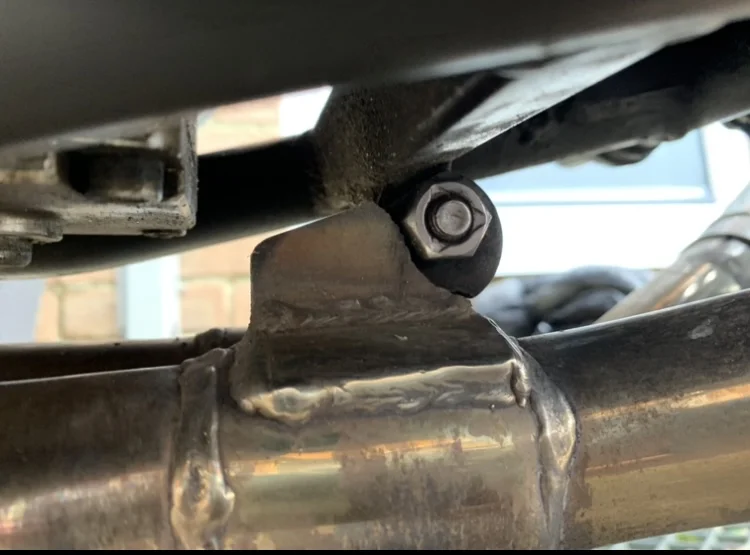 961 Sport: exhaust mount HELP