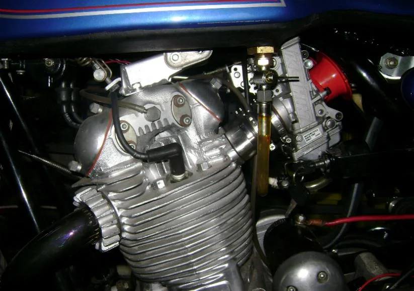 Can FCRs be mounted on straight manifolds on a Commando engine?