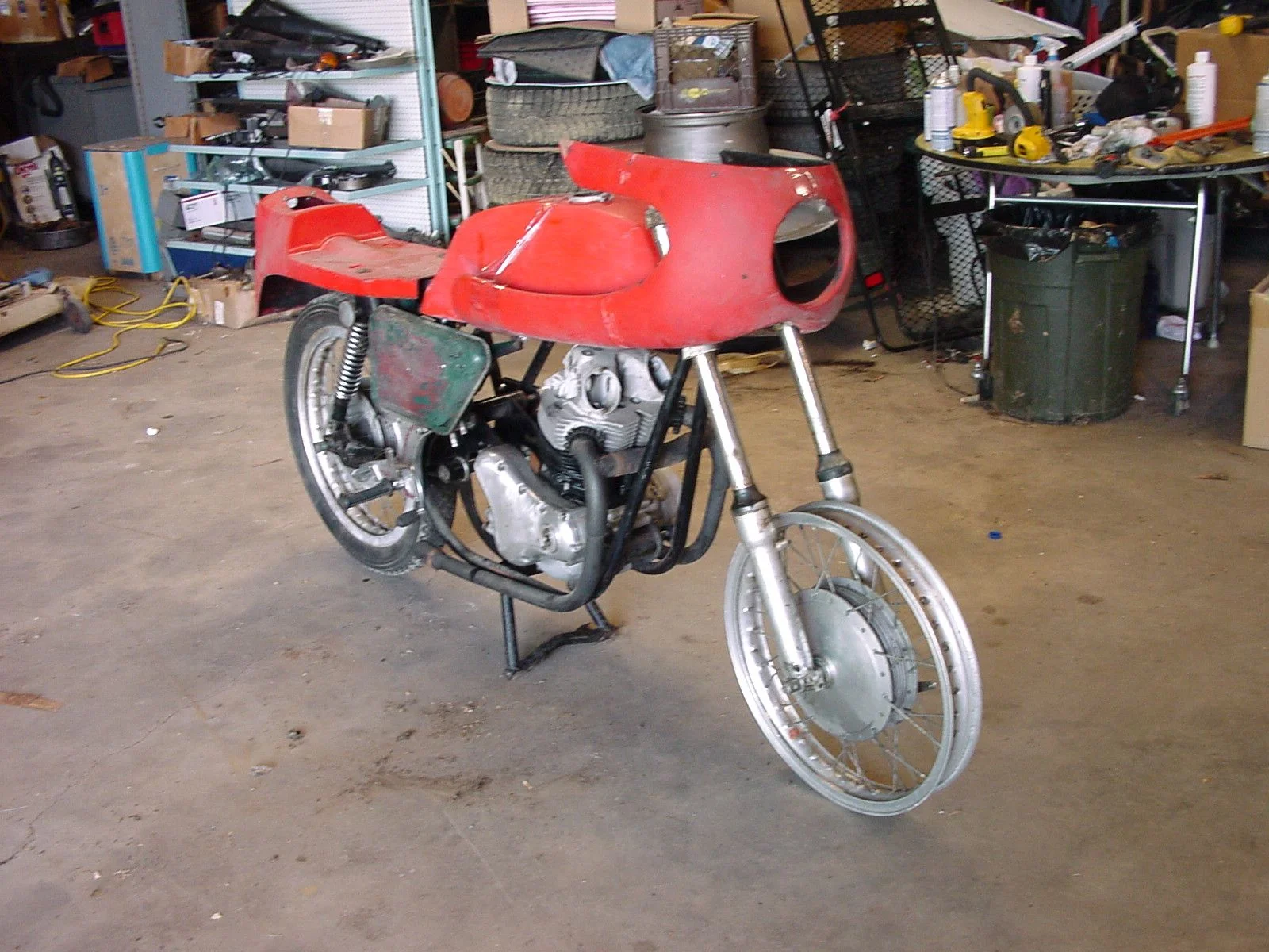 Watching "Chasing Classic Cars"  at Barbers, what was the E start Norton , with mag wheels and a one piece body?