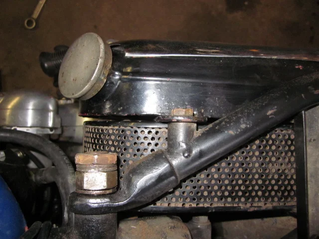 N15CS oil tank mounting