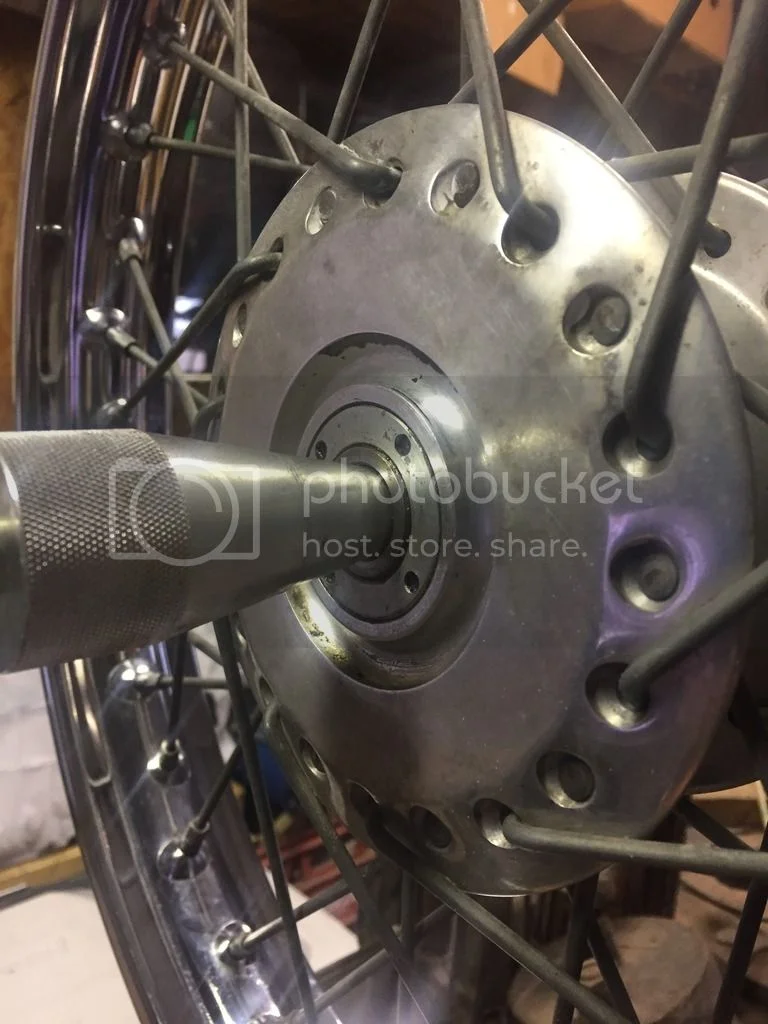 Front wheel bearing retainer