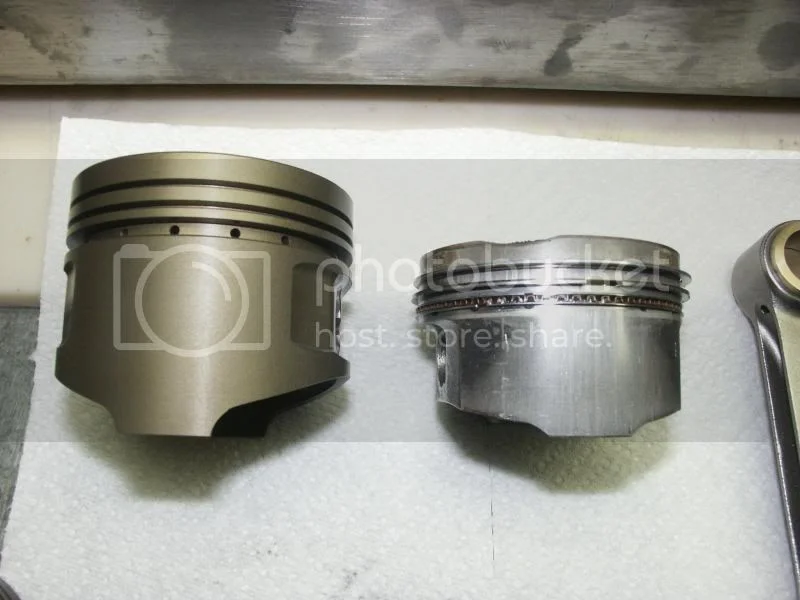 Short skirt outlet pistons