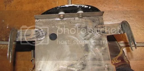 Photos of centre oil tanks/mounts and chain oiler.