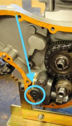 Oil valve solution to oil falling to crankcase